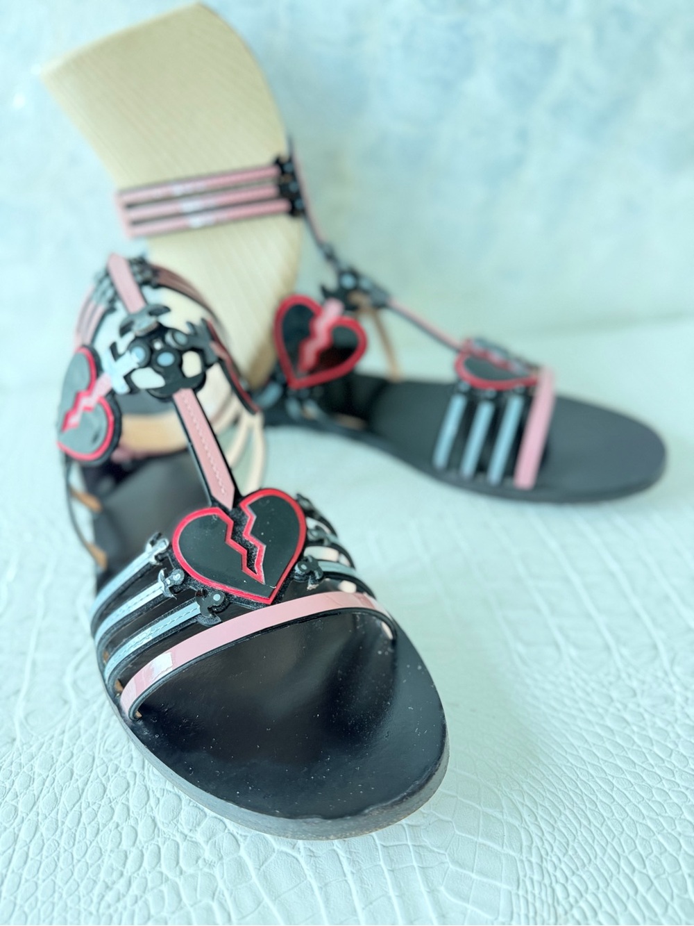 Valentino Garavani Women’s Black and Pink Heart-Strap Sandals Size 40, US 9,5 - Picture 3 of 17
